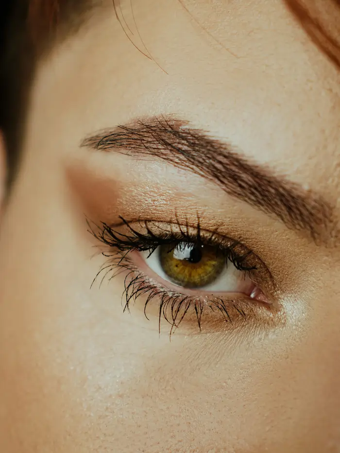 Primer plano del ojo de una mujer, representando el cuidado y la estética de la oculoplastia